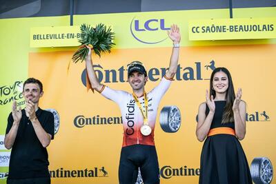 Ion Izagirre sul palco delle premiazioni dopo la vittoria © ASO
