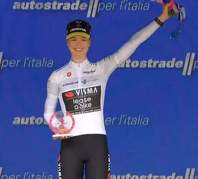 Leike Nooijen sul podio delle premiazioni del Giro d'Italia Women 2024