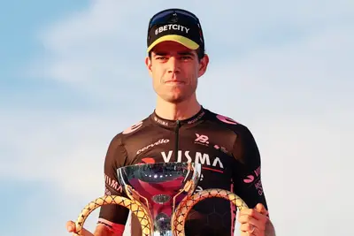Wout Van Aert con il Trofeo Bonacossa ©Team Visma Lease a Bike