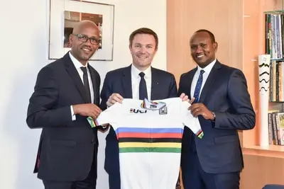 David Lappartient con i rappresentanti del Comitato organizzatore dei mondiali in Ruanda ©NewTimesRwanda