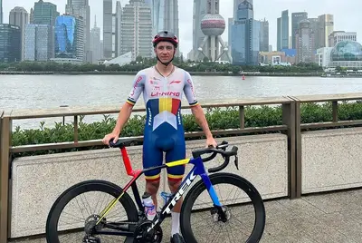 Cristian Raileanu in posa a Shanghai con la maglia di campione nazionale rumeno © Cristian Raileanu