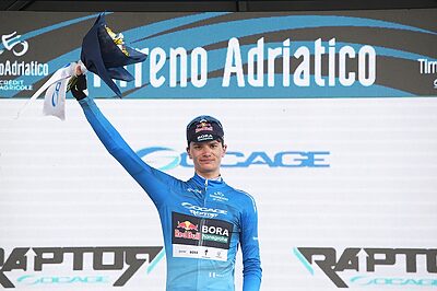 Giulio Pellizzari in maglia azzurra, dopo la quarta tappa della Tirreno-Adriatico (RCS Sport)