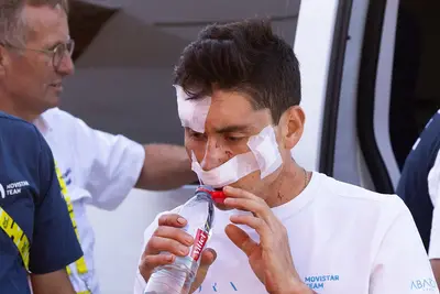 Einer Rubio (Movistar) lascia il centro medico più di un'ora dopo a seguito del suo grave incidente contro un'auto della UAE ©Dani Sánchez