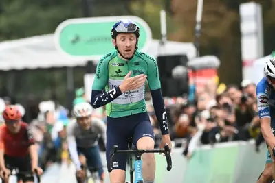 Stephen Williams esulta coprendo lo sponsor nella terza tappa del Tour of Britain ©Tour of Britain via X