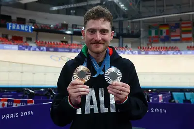 Simone Consonni con il bronzo e l'argento vinti alle ultime Olimpiadi ©Simone Consonni via IG
