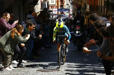 Primož Roglič nel finale della prima tappa dell'Itzulia Basque Country 2024 © Sprint Cycling Agency