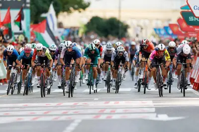 Jasper Philipsen batte al colpo di reni Elia Viviani nell'ottava tappa della Vuelta a España 2025 © La Vuelta / SprintCycling via X