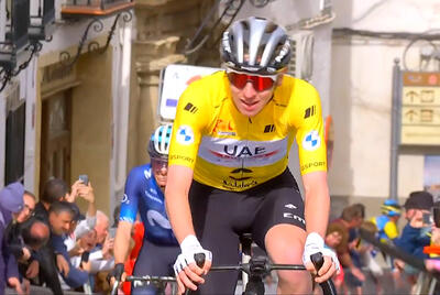 Terza vittoria su quattro tappe di Vuelta a Andalucía per un incontenibile Tadej Pogacar: a Iznájar battuto Enric Mas