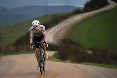 Tadej Pogacar all'attacco da lontano sugli sterrati senesi © Strade Bianche-Dario Belingheri