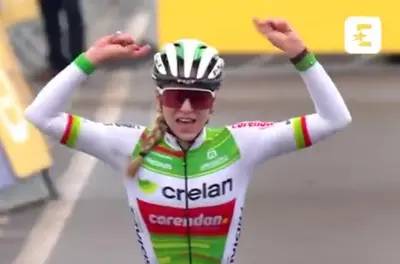 Inge van der Heijden esulta sul traguardo di Middelkerke