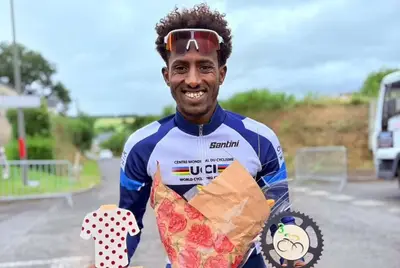 Un sorridente Awet Aman con la maglia dell'UCI Cycling World Centre © Awet Aman