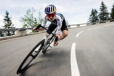 Tom Pidcock durante la discesa della Rossfeld Panorama ©Bartek Wolinski / Red Bull Content Pool