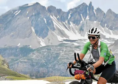 Sarah Cinquini in bici sulle Alpi © Sarah Cinquini via Facebook