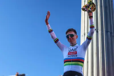 Pogacar immortalato durante la presentazione delle squadre del Tour de France 2025, a Lilla