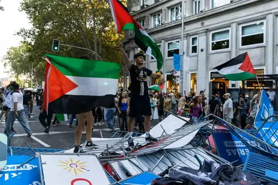 I manifestanti filo-palestinesi tengono bandiere palestinesi in cima a una barricata dopo aver invaso il circuito della tappa finale della Vuelta nel centro di Madrid ©Pablo Blázquez Domínguez/Getty Images