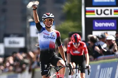 Viktória Chladoňová batte Isabella Holmgren a Montréal ©UCI Cycling