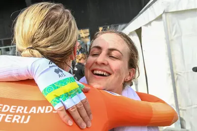 Grace Brown e Demi Vollering al termine della cronometro individuale Women Élite ai Campionati del mondo di ciclismo su strada e paraciclismo su strada 2024 a Zurigo ©AusCycling via X