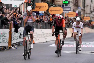Mathieu van der Poel vince la seconda Milano-Sanremo della sua carriera © via X @Milano_Sanremo
