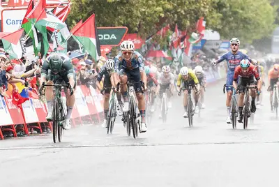 La volata vincente di Kaden Groves su Pavel Bittner a Santander © Vuelta a España-Cxcling
