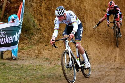 Van der Poel in azione con la maglia di campione del mondo due inverni fa © Getty Sport