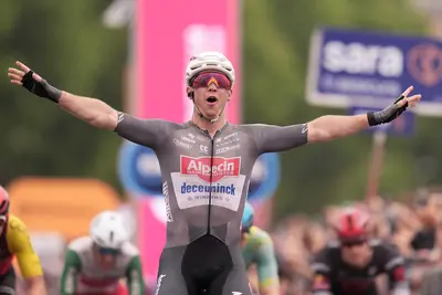 La gioia di Kaden Groves, vincitore della sesta tappa del Giro d'Italia 2025 (LaPresse)