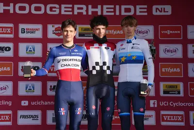 Patrik Pezzo Rosola e Filippo Grigolini sul podio di Coppa del mondo ©UCI Cyclocross
