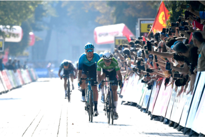 Jasper Philipsen precede Cees Bol nell'ultimo arrivo del Giro di Turchia ©Astana Qazaqstan