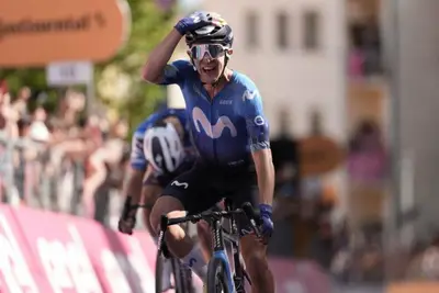 Pelayo Sanchez ha battuto Julian Alaphilippe sul traguardo di Rapolano Terme © Twitter Giro d'Italia
