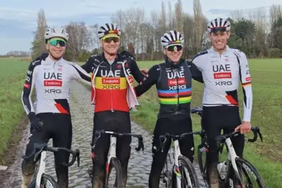 Tadej Pogačar con Tim Wellens, Nils Politt e Florian Vermeersch sul Carrefour de l'Arbre @Nathan Deloddere-DR-CyclismActu