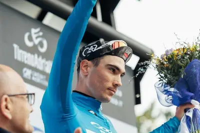 Juan Ayuso sul podio della settima tappa della Tirreno-Adriatico 2025 ©UAE Emirates via X