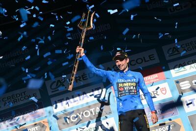 Primoz Roglic sul podio con l'iconico trofeo della Tirreno-Adriatico © Tirreno Adriatico Twitter