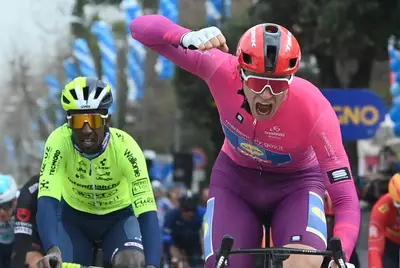 Jonathan Milan vince a Giulianova, alle sue spalle si vede Bini Girmay, quarto © RCS Sport