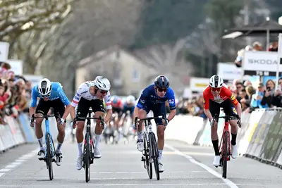 Lo sprint a quattro che decide la Faun Ardèche, vinto da Juan Ayuso ©Groupama FDJ-GettySport