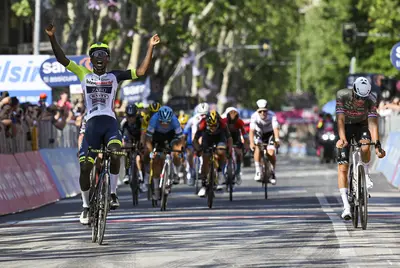 Girmay batte Van der Poel nella decima tappa del Giro 2022 © Giro d'Italia