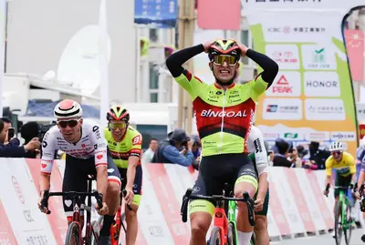 Davide Persico sul traguardo della sesta tappa del Tour of Qinghai Lake © Bingoal WB via X