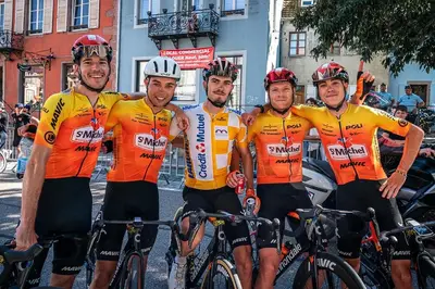 I corridori della St.Michel-Mavic-Auber 93 festeggiano la vittoria di Joris Delbove al Tour Alsace © Xavier Pereyron