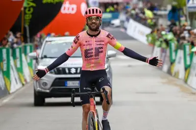 Carr alza le braccia sul traguardo di Borgo Valsugana nella quarta frazione de TotA 2024 ©massimofulgenzi81/sprintcycling