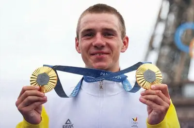 Remco Evenepoel mostra i due ori durante la premiazione della prova in linea di Parigi 2024 © Getty Images