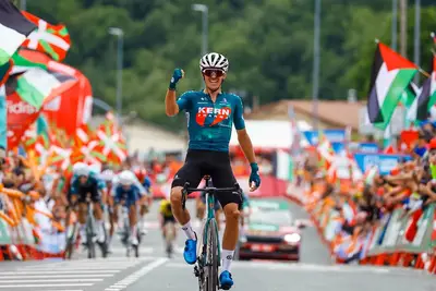 Urko Berrade esulta sul traguardo della diciottesima tappa della Vuelta a España 2024 © SprintCycling via X