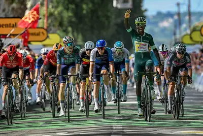 Terza vittoria di tappa per Biniam Girmay al Tour de France 2024 © Tour de France
