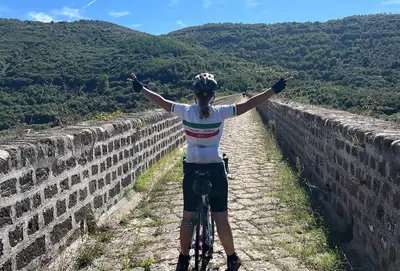 In bici sull’Acquedotto Carolino © Dafne Impellizzeri