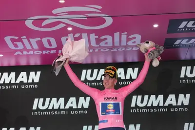 Mads Pedersen è diventato il primo danese a indossare la maglia rosa al termine della prima tappa del Giro d'Italia 2025 © LaPresse