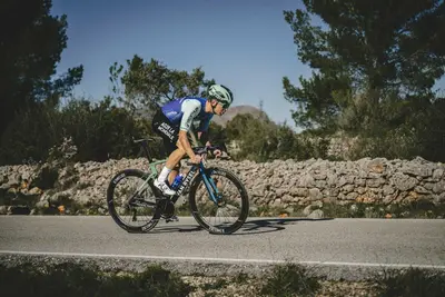 Benoit Cosnefroy sarà fuori causa almeno un mese per via di un'operazione al ginocchio © via X @decathlonAG2RLM