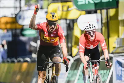 Jonas Abrahamsen batte Mauro Schmid ©Tour de France