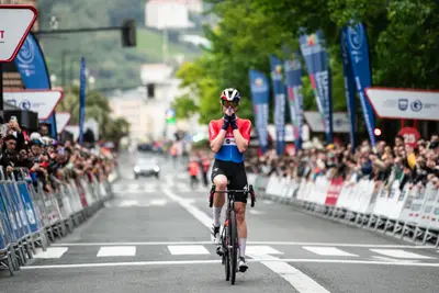 Tappa e vittoria finale per Demi Vollering ©Itzulia Basque Country