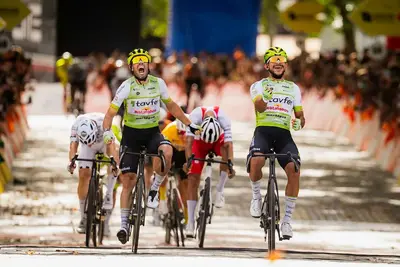 Linarez festeggia insieme a Joao Matias la vittoria sul traguardo di Elvas