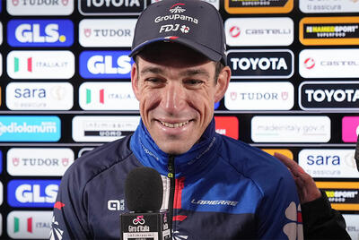 Tutta la gioia del mondo concentrata nello sguardo e nel sorriso di Bruno Armirail nel momento in cui vede di aver conquistato la maglia rosa © Giro d'Italia