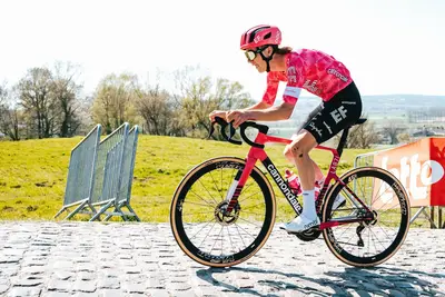 Colby Simmons, nato nell'ottobre 2003, ha ricevuto la promozione in prima squadra a fine marzo © via @EFprocycling