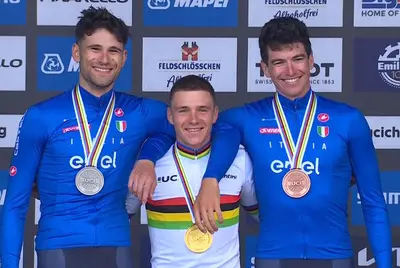 Filippo Ganna ed Edoardo Affini sul podio di Zurigo 2024 con Remco Evenepoel