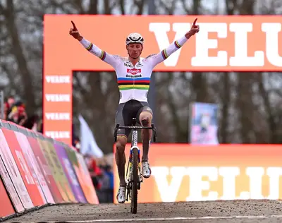 Mathieu van der Poel vince la tappa di Namur della Coppa del Mondo di ciclocross © Velo/Billy Ceusters/Getty Images